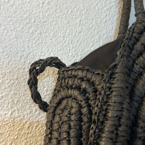 Straw Studios woven circle bag with shoulder straps and crossbody straps - Picture 3 of 8